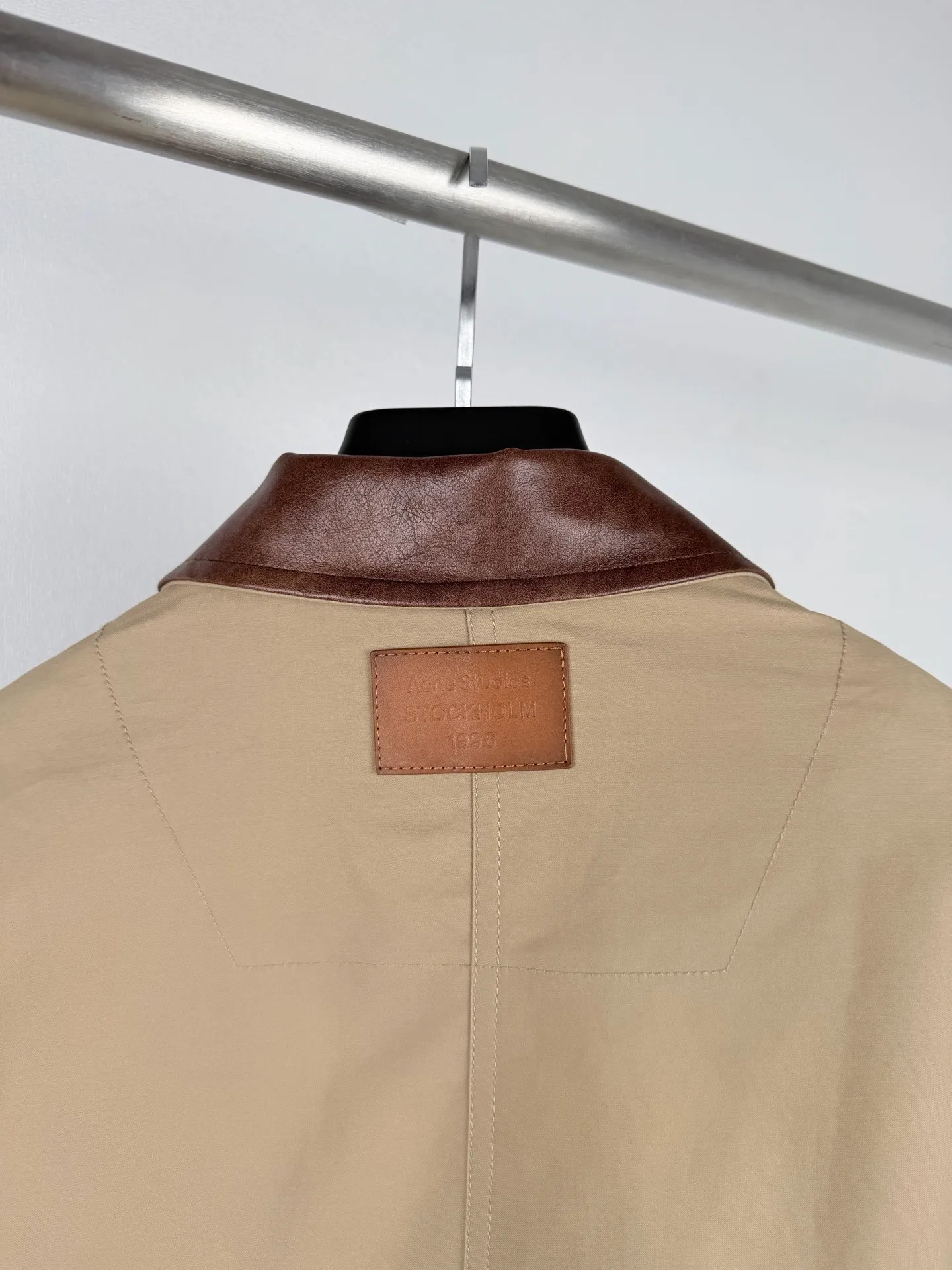 Acne Studios 25FW leather logo twill jacket Authentic 9500 purchased and developed, 100% fine cotton high-density plain woven fabric, cotton twill woven lining, quilted washed cotton, Meili PU leather, template embroidery, fabric enzyme washing, customized 1:1 leather tag, customized 1:1 buttons, customized 1:1 zipper, customized 1:1 rope, customized 1:1 trademark, loose version Size: 42 44 46 48